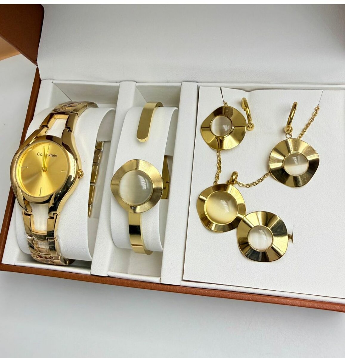 Ensemble Montre et Bijoux Luxueux