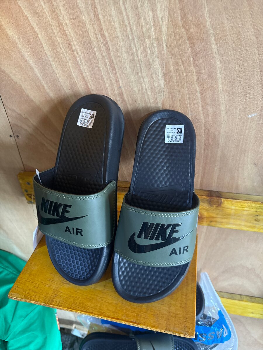 Tongs Nike colorées unisexes