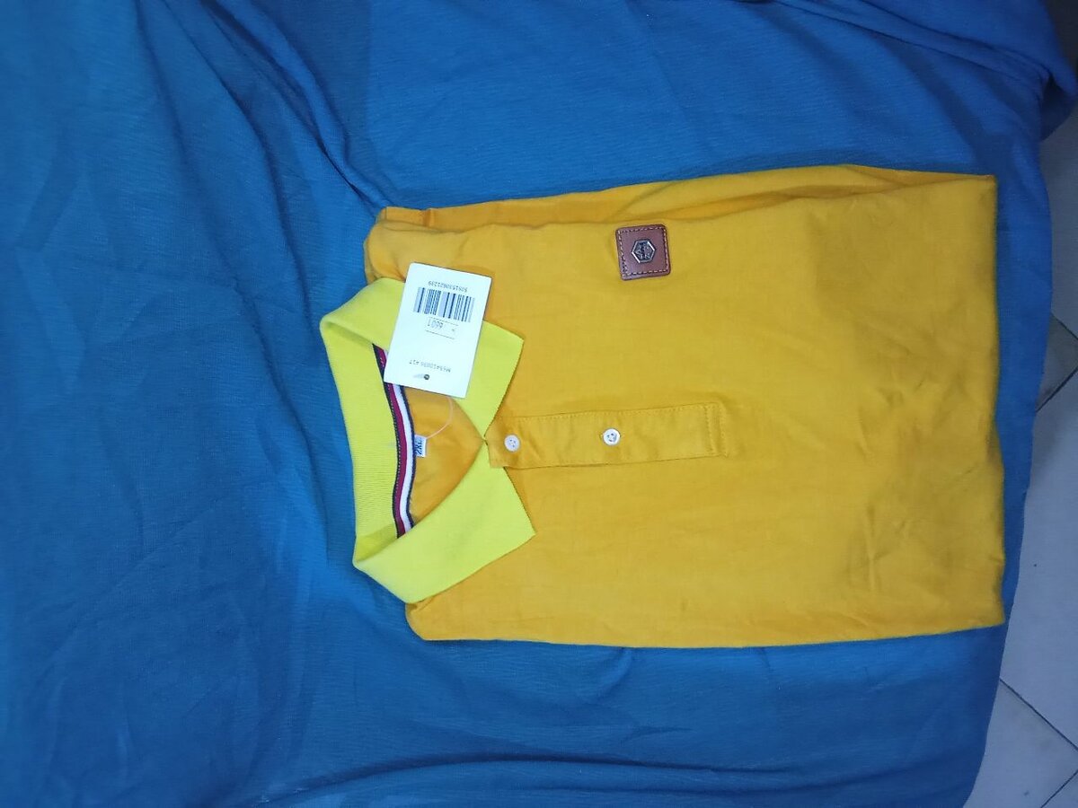 Polo jaune à col contrasté