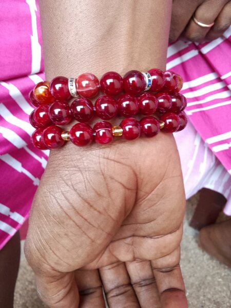 Bracelet en perles rouges élégantes