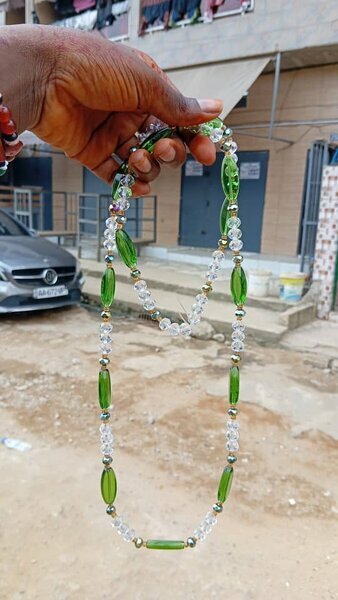 Collier/baya perles vert et cristal