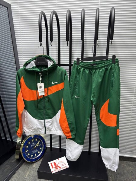 Ensemble de sport vert et orange