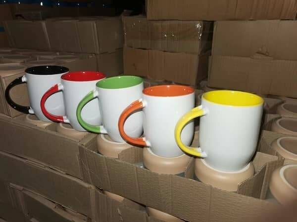 Tasse fond coloré avec cuillère