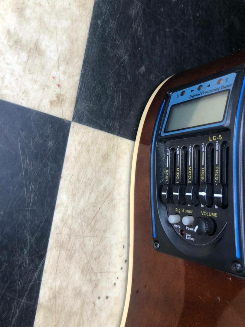 Guitare acoustique électro-coupée