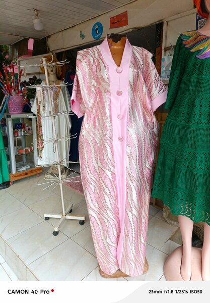 Robe longue en satin rose