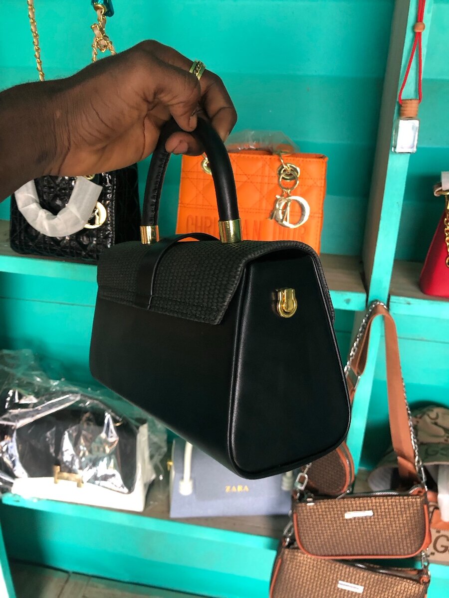 Sac à main en cuir noir élégant