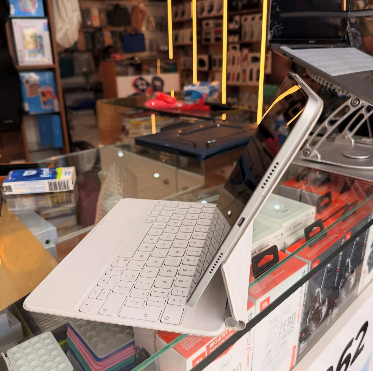 APPLE IPAD PRO 11 With sim +FREE APPLE MAGIC KEYBOARD Apple