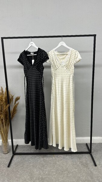 Платье в горошек доступно в XS-S размере