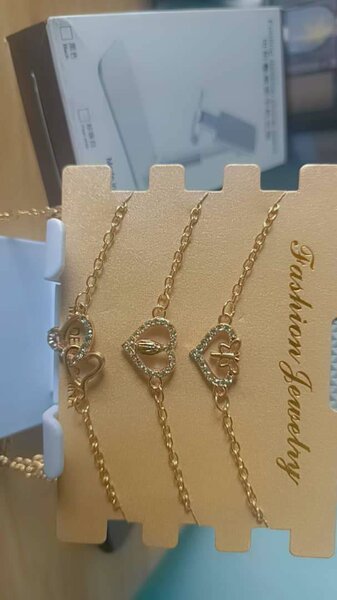 Bracelets dorés avec cœurs