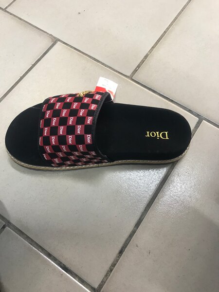 Claquettes modernes unisexes