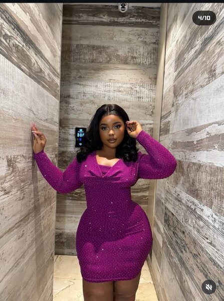 Robe moulante scintillante violette