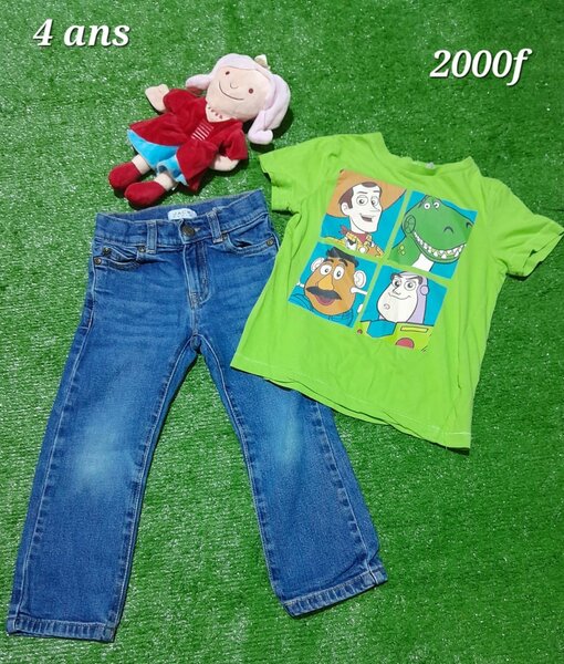 Tenue pour une fille, t-shirt + jeans, 4 ans