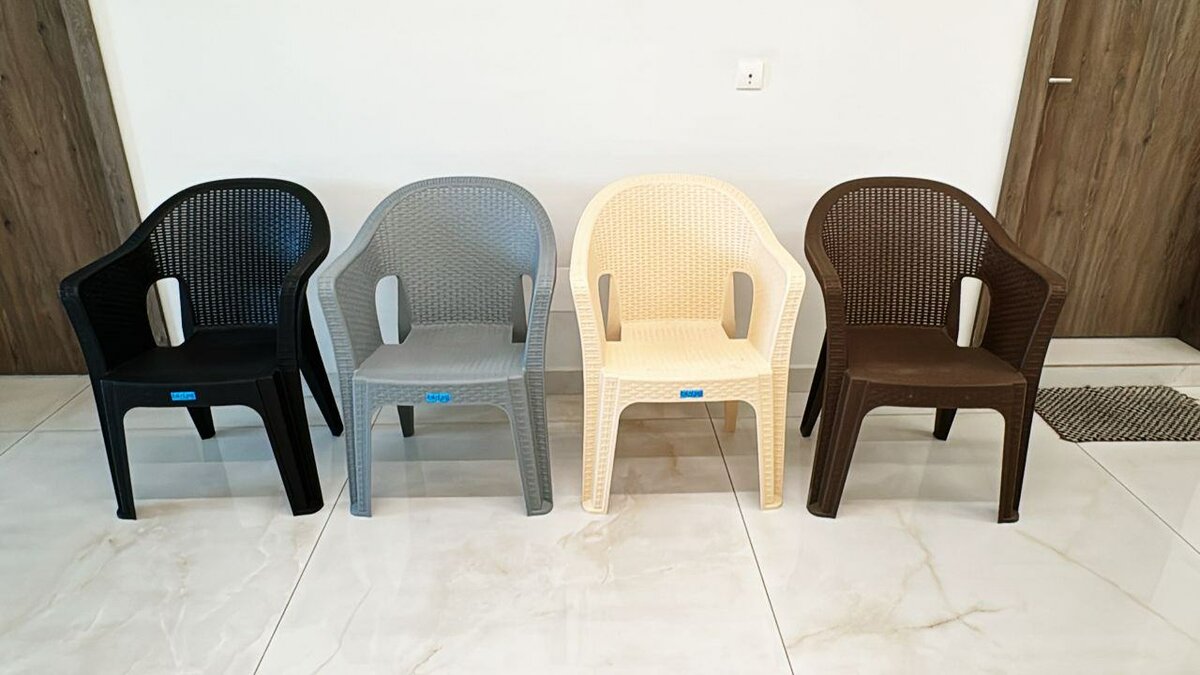 Chaises en plastique élégantes