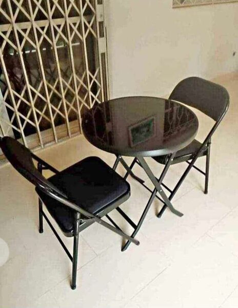 Table vitrée et 2 chaises à mousse