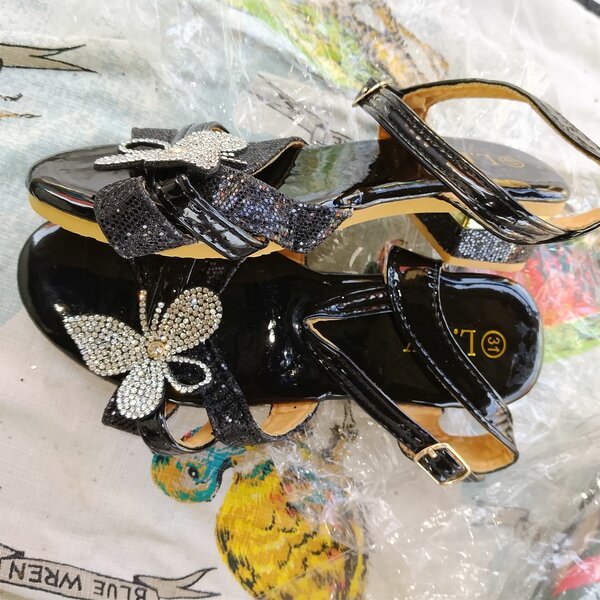 Sandales élégantes papillon