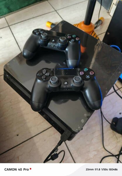 Ps4 slim + 2 manettes  craque