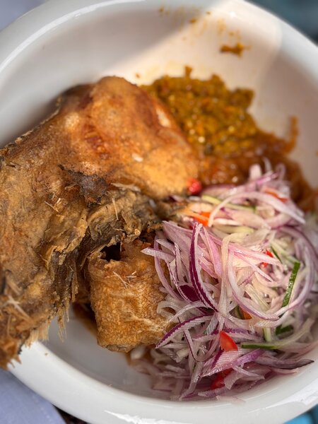 Plat de poisson frit savoureux