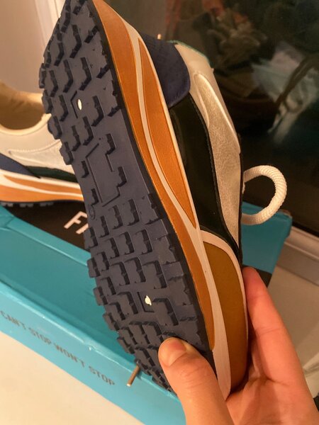 1500 сом,кроссовки новые размер точный ,40, качество отлично