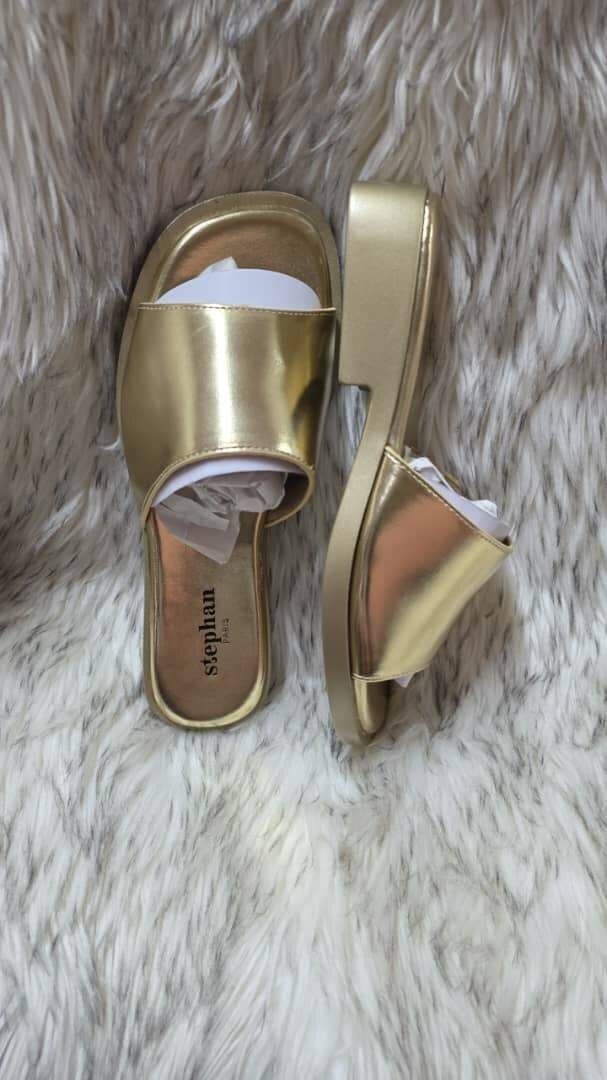 Mules en cuir doré et noir tendance