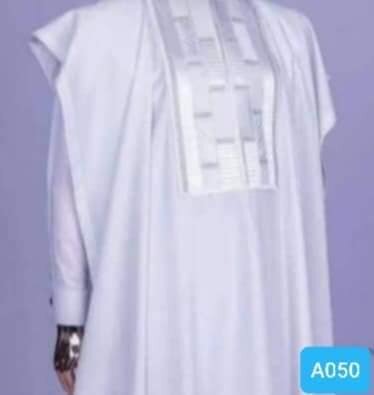 Costume blanc avec broderie