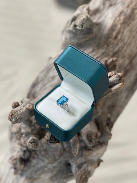 Кольцо с голубым топазом