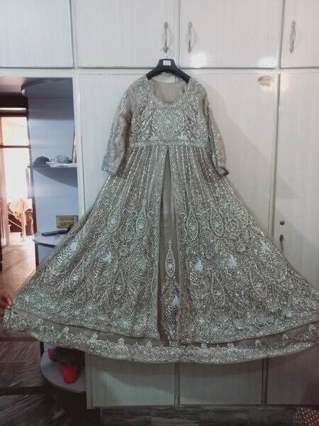 Maxi stitched beige color stander size 2 hour used