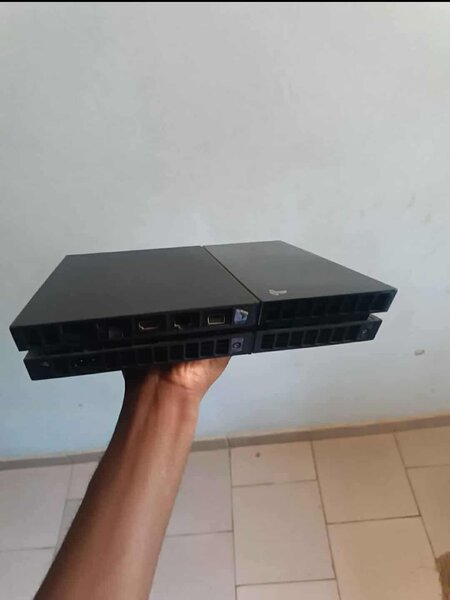 Console PS4 avec manettes