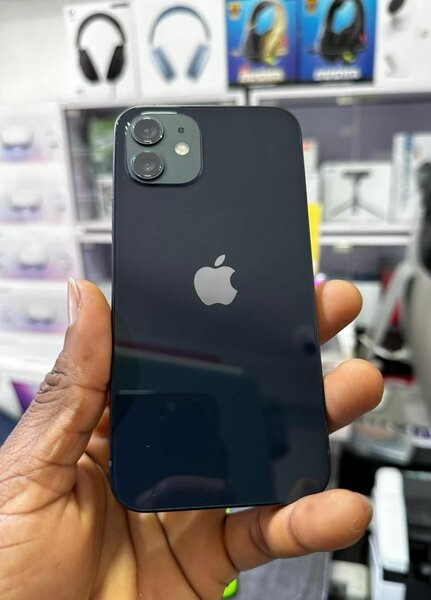 12 64gb unlocked ¢4,000 swap allowed