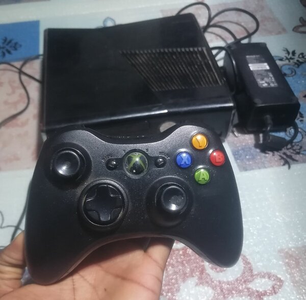 Console Xbox 360 avec manettes