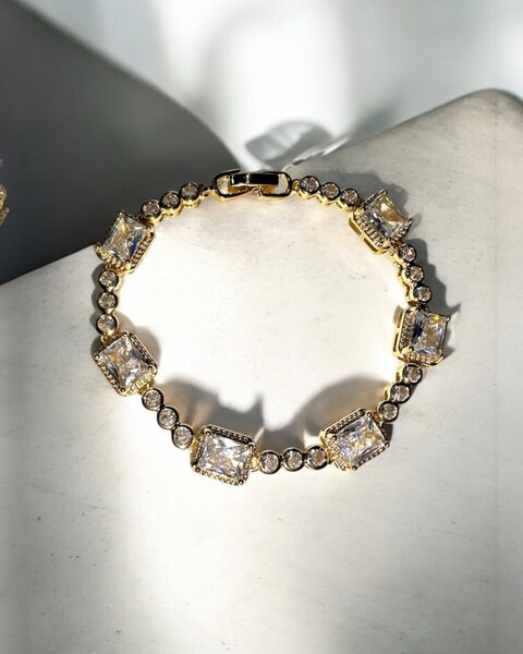 Zircon stone bracelet with gold chain.
