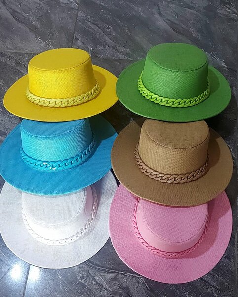 Élégant chapeau tressé