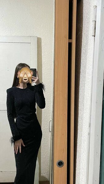 Чёрное платье блёстками