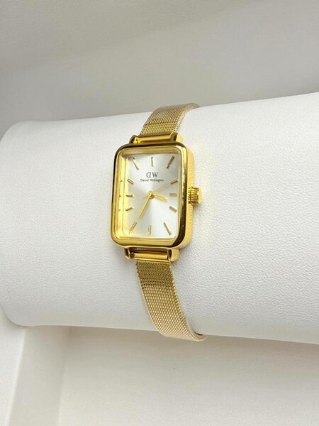 Montre femme carré dorée