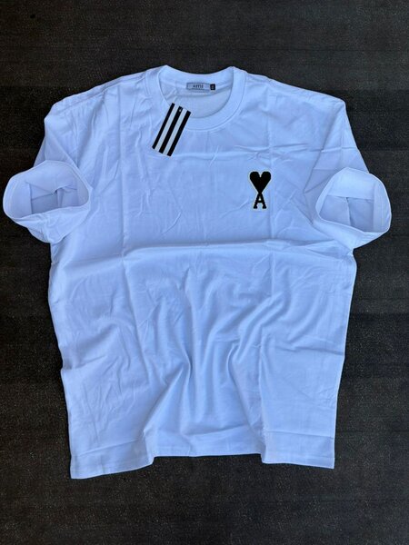 T-shirt blanc avec motif cœur