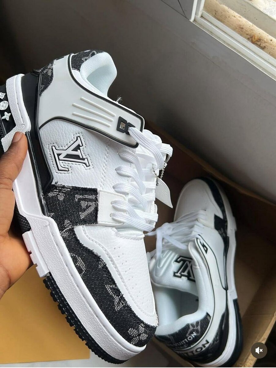 Sneakers blancs élégants LV