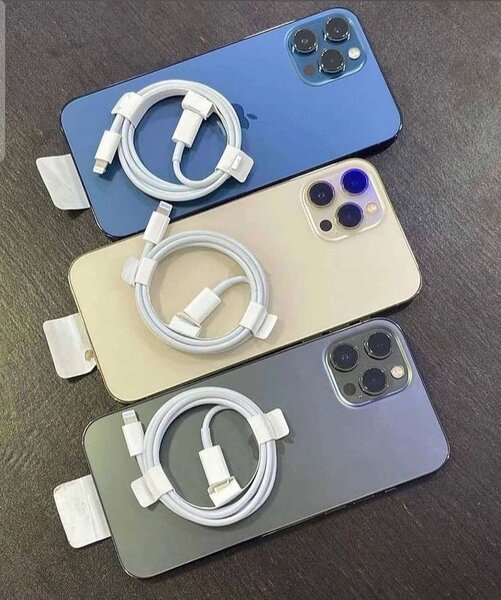 iPhone 12 Pro Max avec Câbles