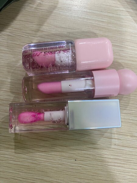 Clear lipgloss 30 and color changing lipgloss 35