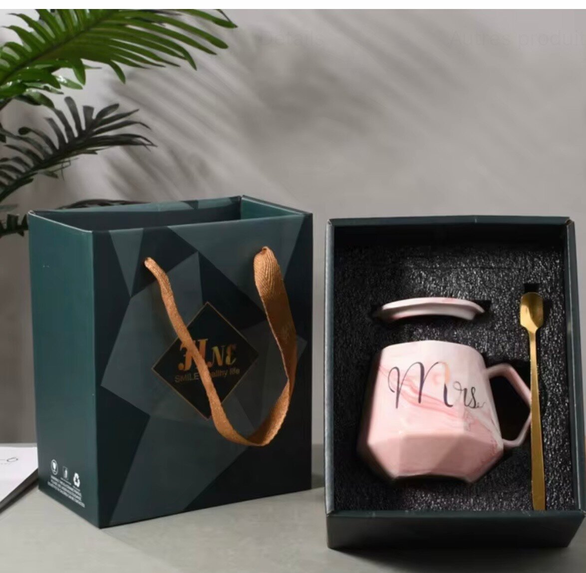 Tasse avec couvercle et sa box