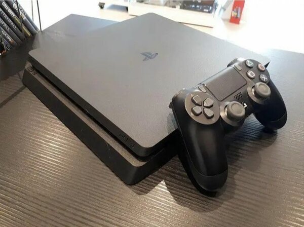 PlayStation 4 slim avec 3CD