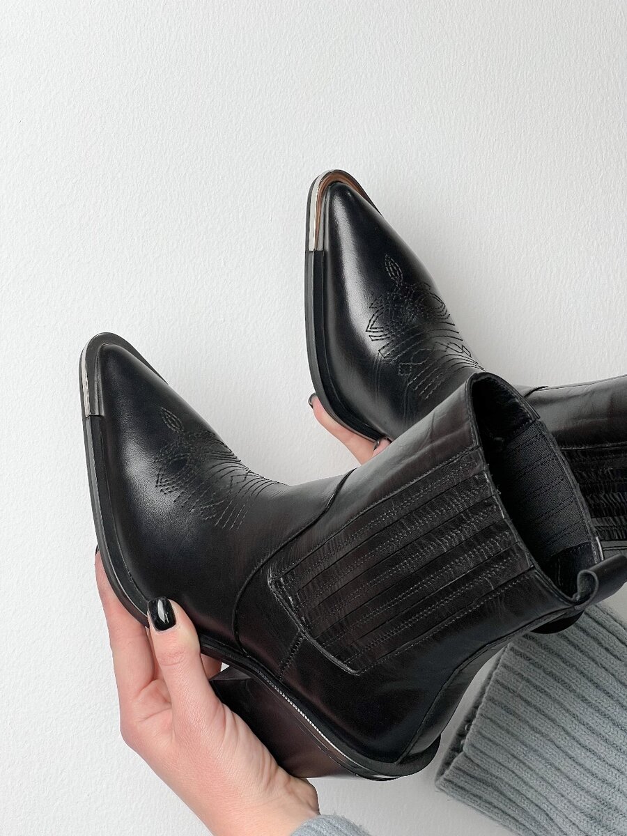 Стильные казаки, на скошенном, устойчивом каблуке.Деми