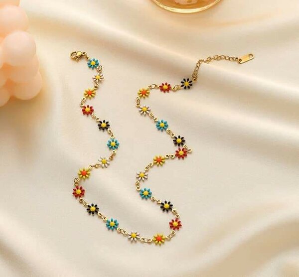 Collier de fleurs colorées