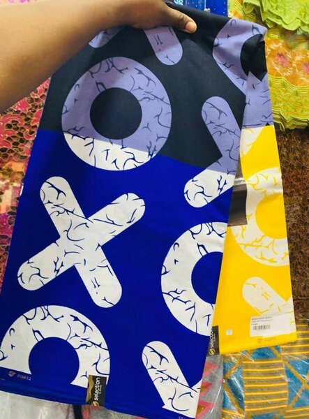 Écharpe colorée "XOXO"