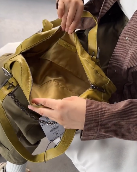 Эффектная яркая сумочка от BERSHKA