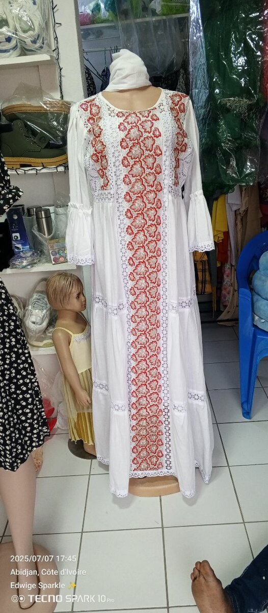 Robe longue brodée femme