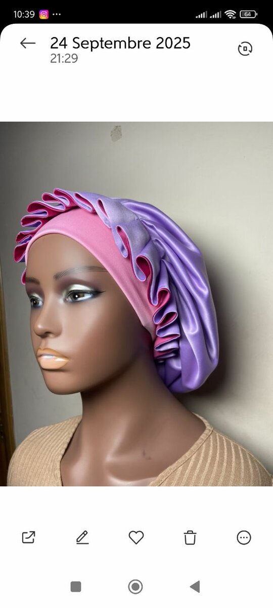 Bonnets colorés en satin