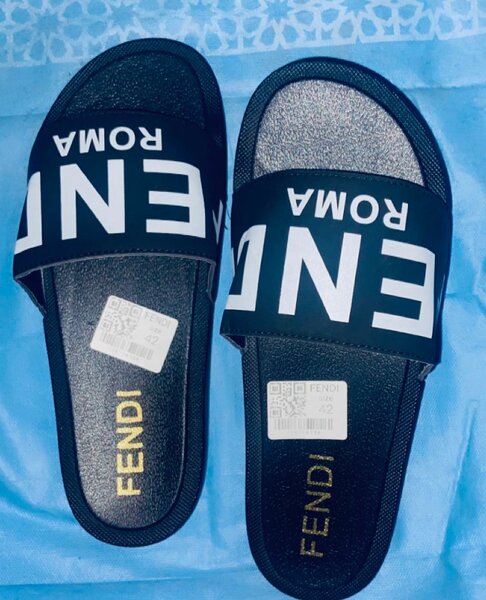 Sandales tendance logo luxe