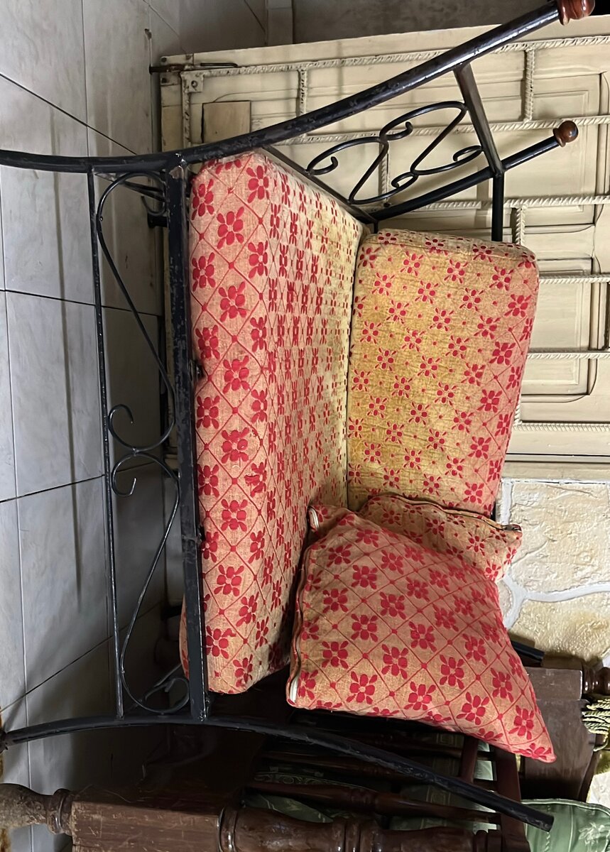 Banc en fer forgé avec coussins