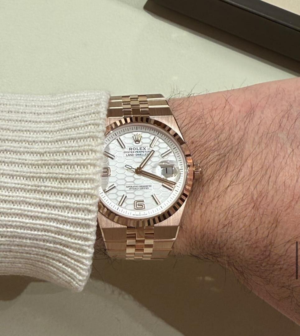 Luxurious Men's Rose Gold Watch