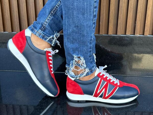 Baskets tendance rouge et bleu