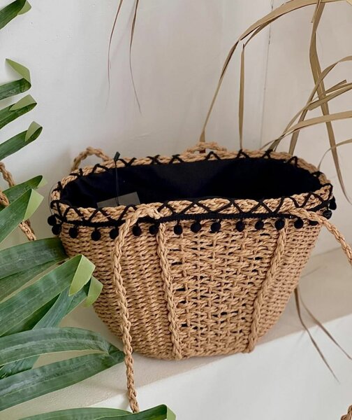 Соломенная плетёная сумочка.